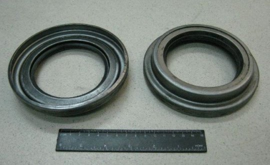 Сальник маточини перед. з обоймою в зб. 90*122*142 КрАЗ