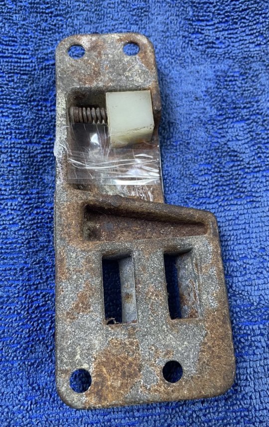 Фіксатор замка двері правий с/з Камаз 5320-6105036