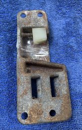 Фіксатор замка двері правий с/з Камаз 5320-6105036