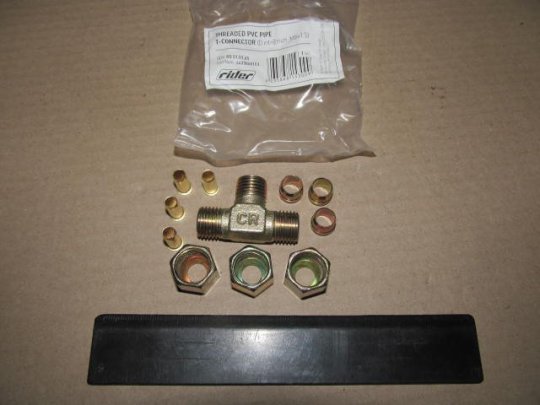 З'єднувач пневматичний D8-8-8 з затискною гайкою Т-подібний М14х1.5 сталь (RIDER)