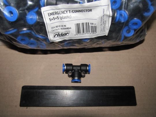 З'єднувач пневматичний D5-5-5 цанговий Т-подібний пластик (RIDER)