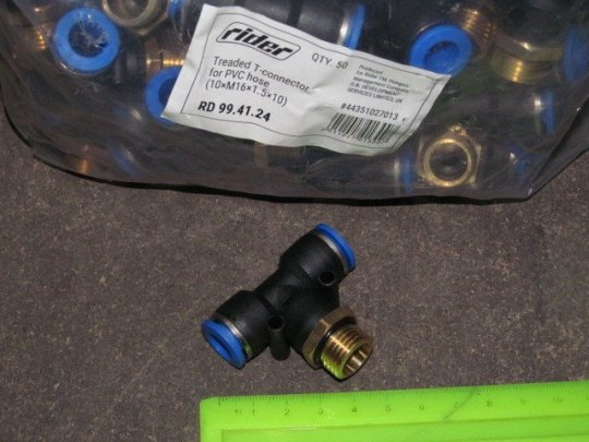 З'єднувач пневматичний D10-10 різьбовий-цанговий Т-подібний М16х1.5 пластик (RIDER)