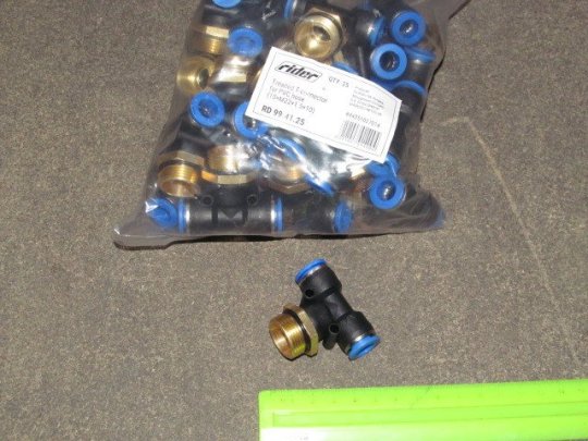 З'єднувач пневматичний D10-10 різьбовий-цанговий Т-подібний М22х1.5 пластик (RIDER)