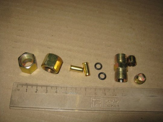 З'єднувач пневматичний D8-8 з затискною гайкою прямий М14х1.5 сталь (Дорожня карта)